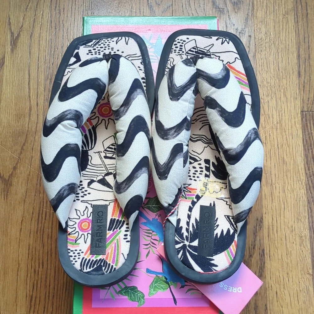 NIB FARM Rio Puffy Flip Flop In Black And Off White Beach Print Women's Size 9